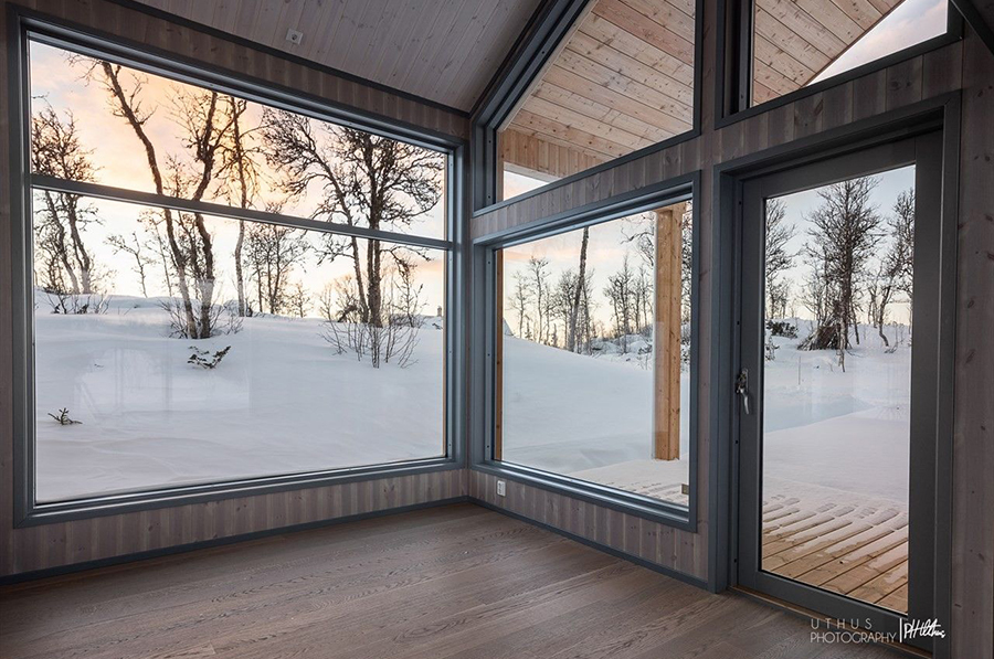 mediniai-langai-wooden-windows-bold-architraves-interior-design